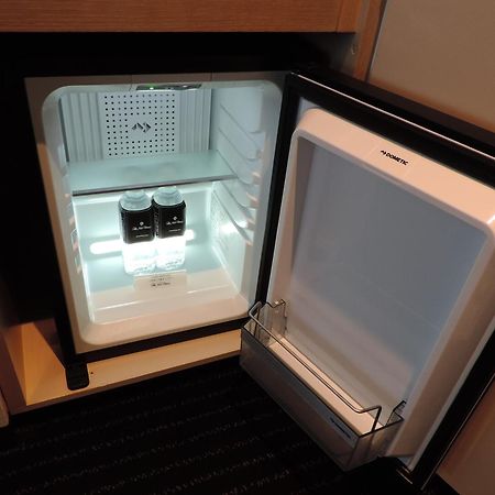 Hotel New Otani Osaka Bagian luar foto A mini-refrigerator in a hotel room