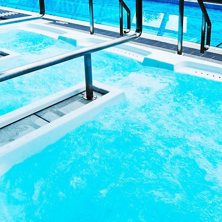 Hotel New Otani Osaka Bagian luar foto A swimming pool