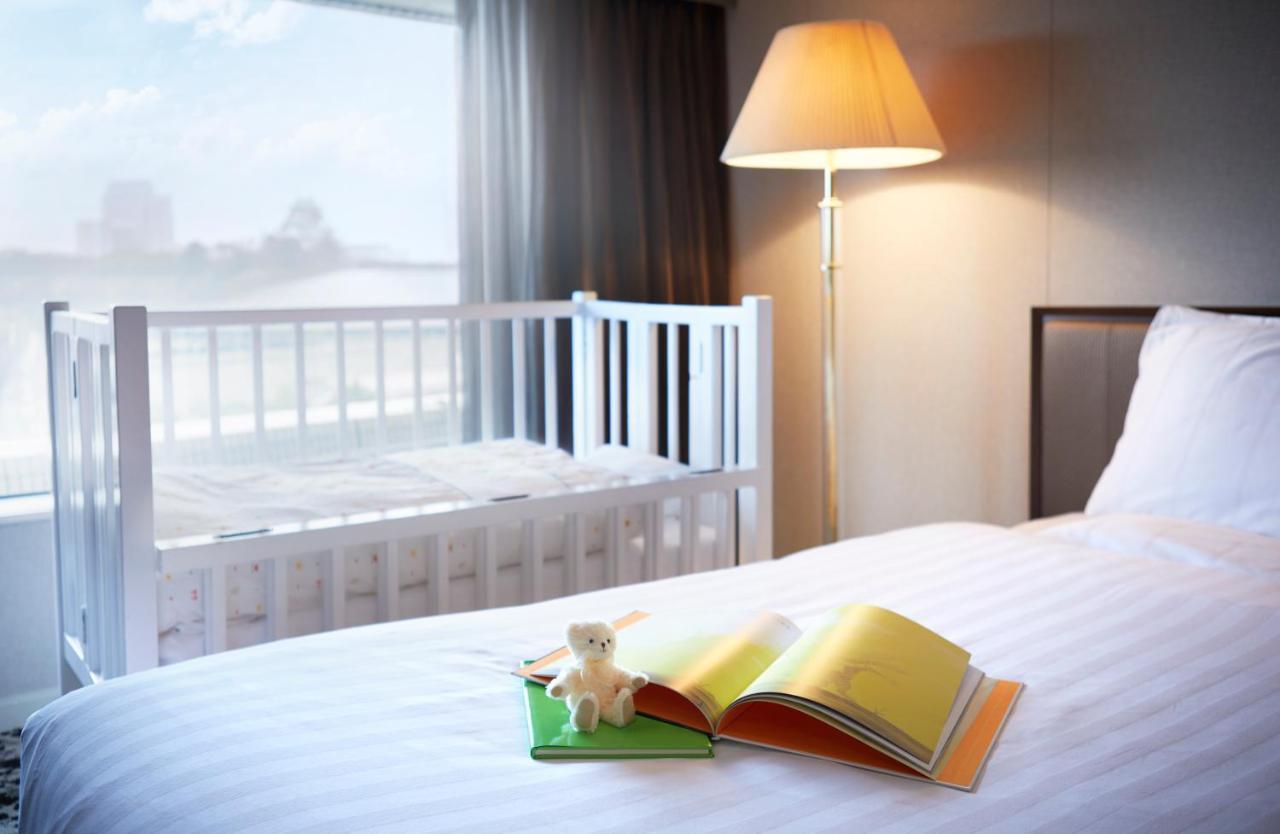 Hotel New Otani Osaka Bagian luar foto A floor lamp