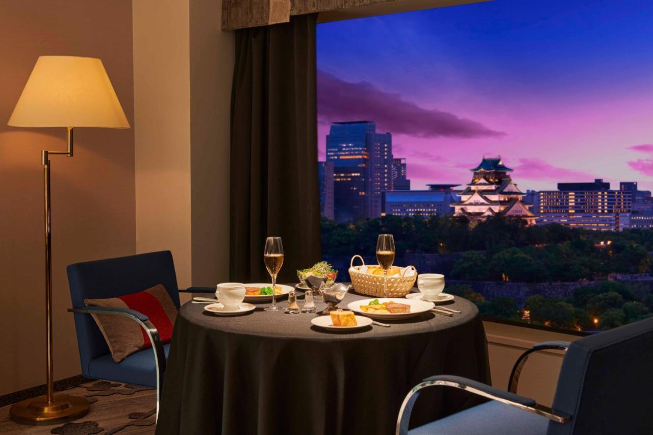Hotel New Otani Osaka Bagian luar foto A view of the Osaka Castle from a suite at the hotel