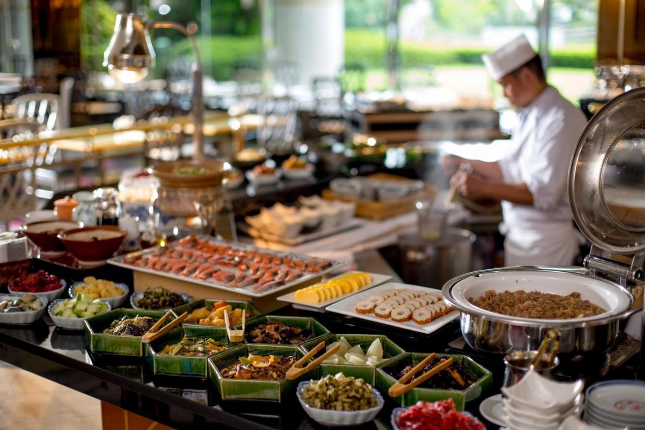 Hotel New Otani Osaka Bagian luar foto A buffet at a hotel