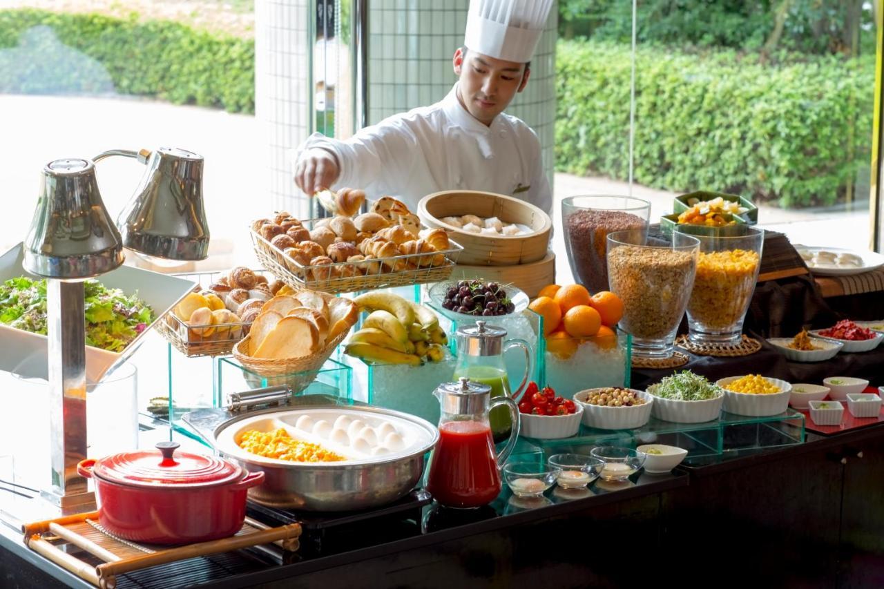 Hotel New Otani Osaka Bagian luar foto A breakfast buffet at a hotel