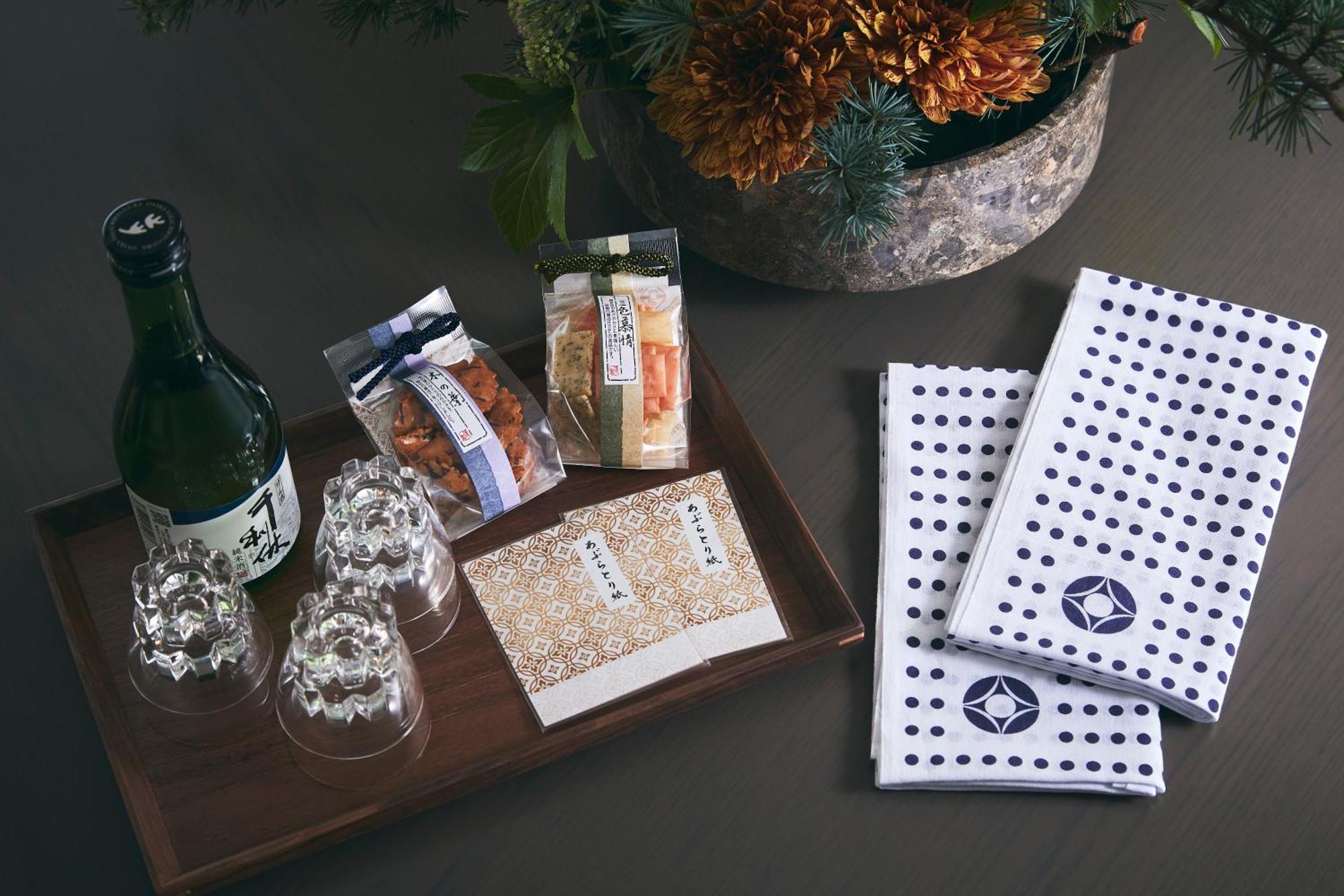 Hotel New Otani Osaka Bagian luar foto A selection of chocolates and other confectionery