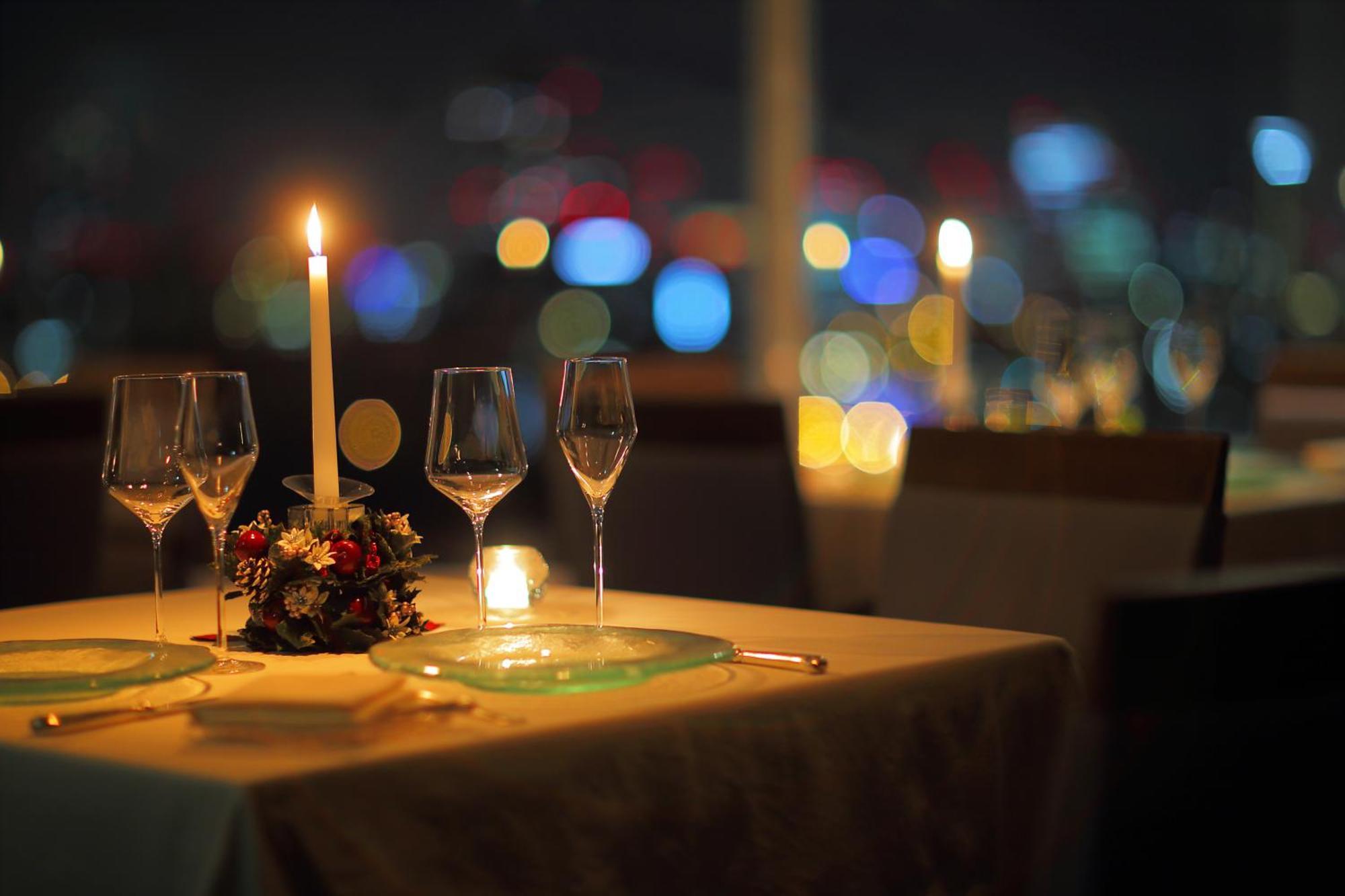 Hotel New Otani Osaka Bagian luar foto A restaurant in the evening