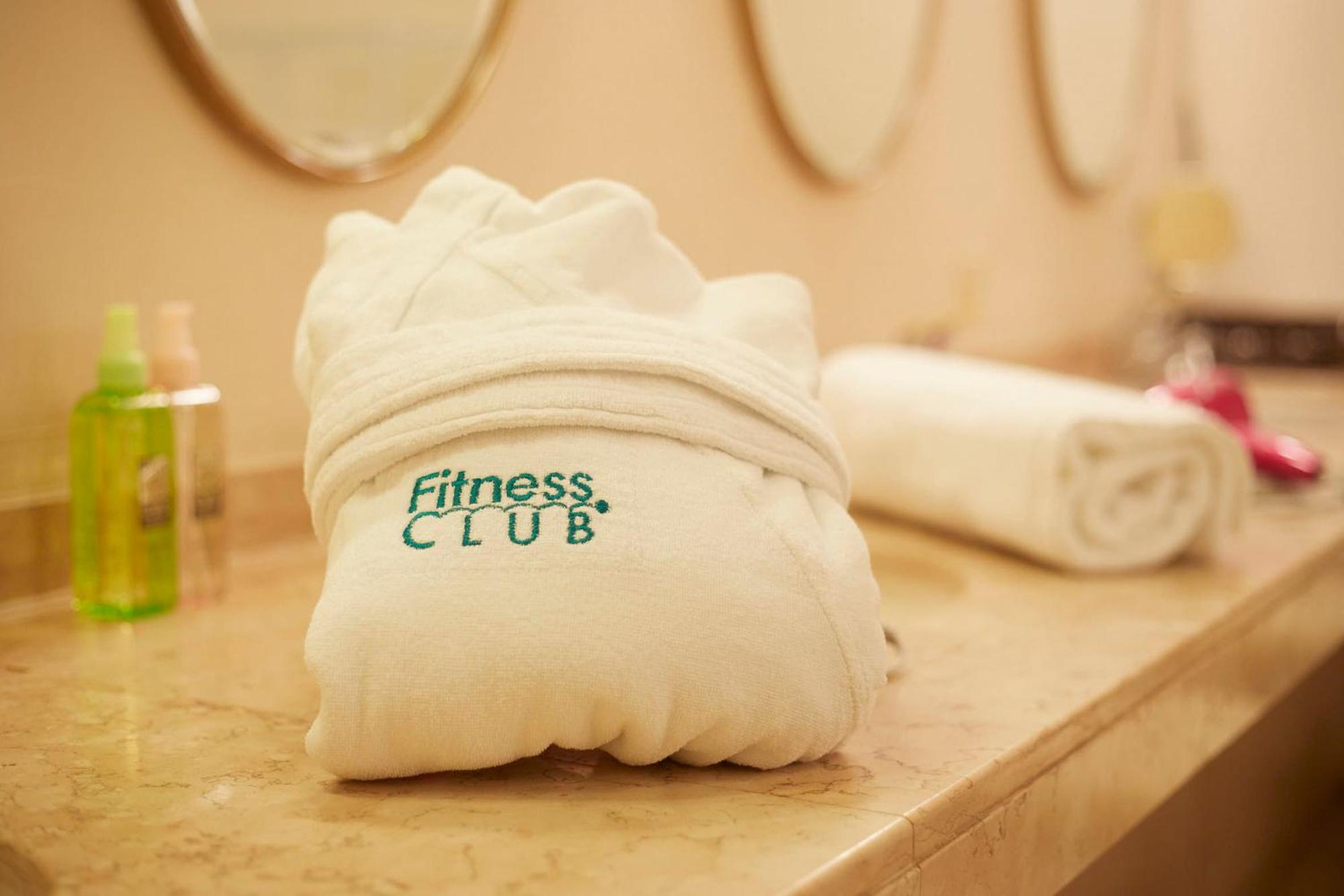 Hotel New Otani Osaka Bagian luar foto A folded bathrobe