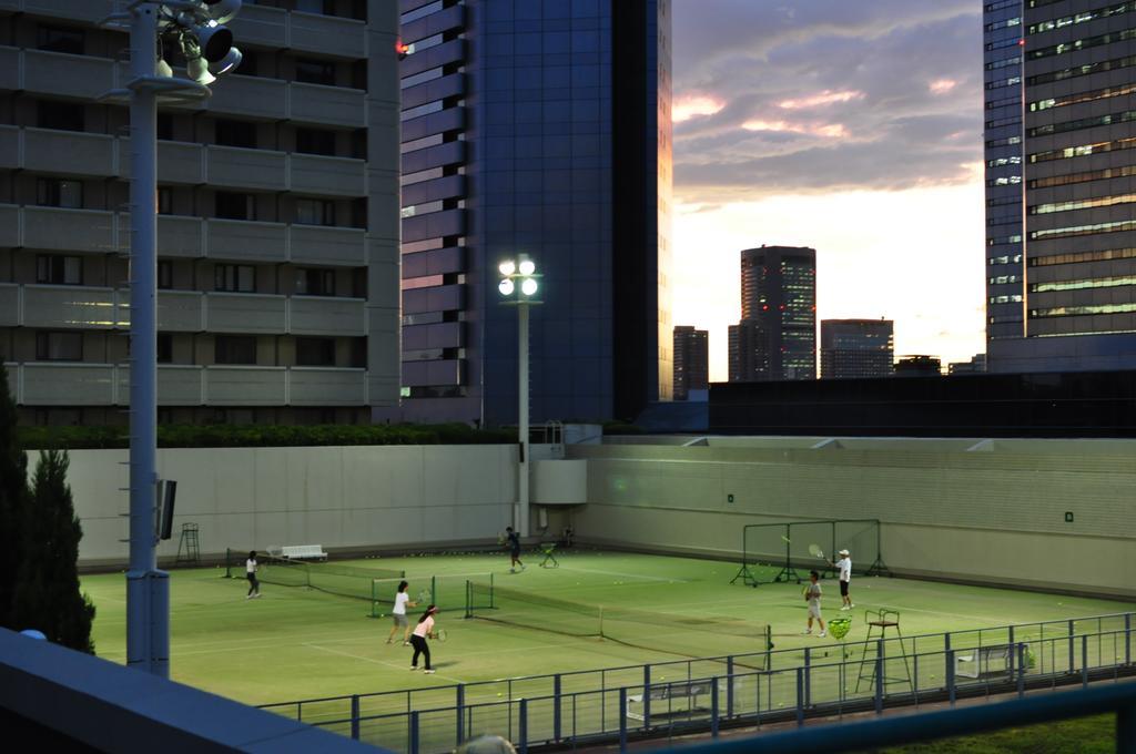 Hotel New Otani Osaka Bagian luar foto Tennis courts at night