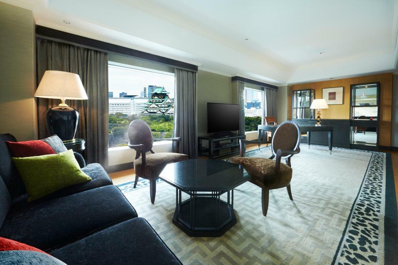 Hotel New Otani Osaka Bagian luar foto A suite at the hotel