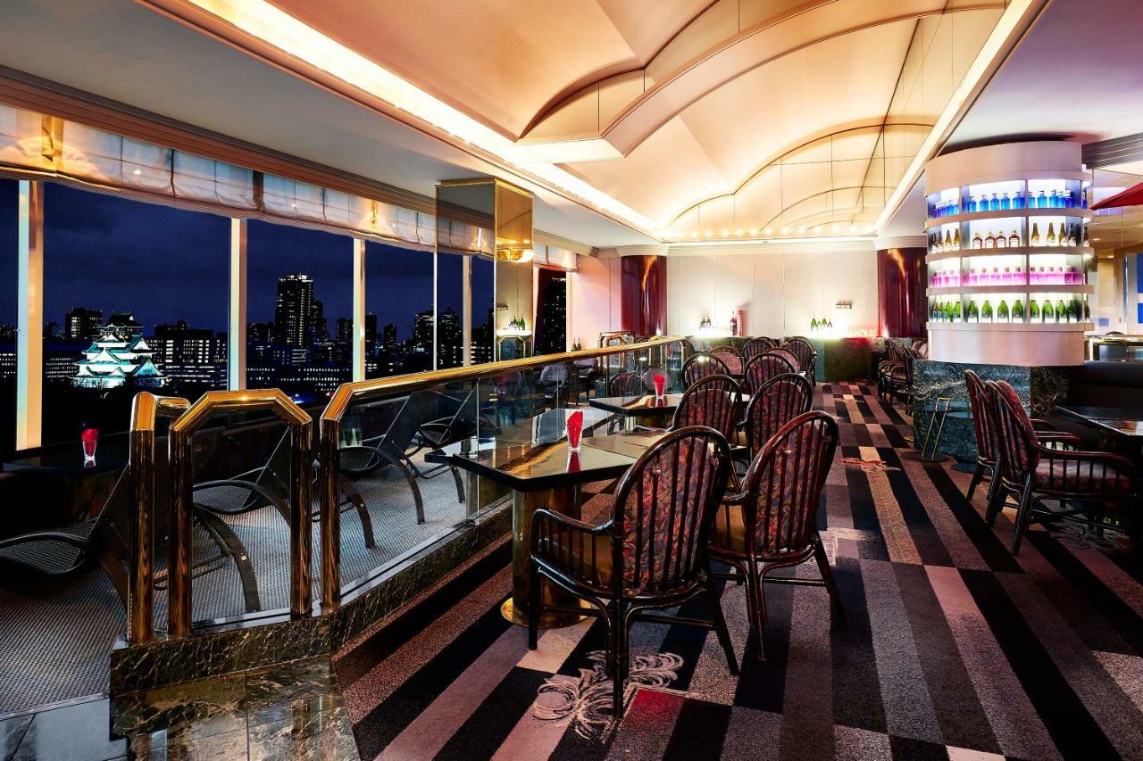 Hotel New Otani Osaka Bagian luar foto The bar at the 39th floor